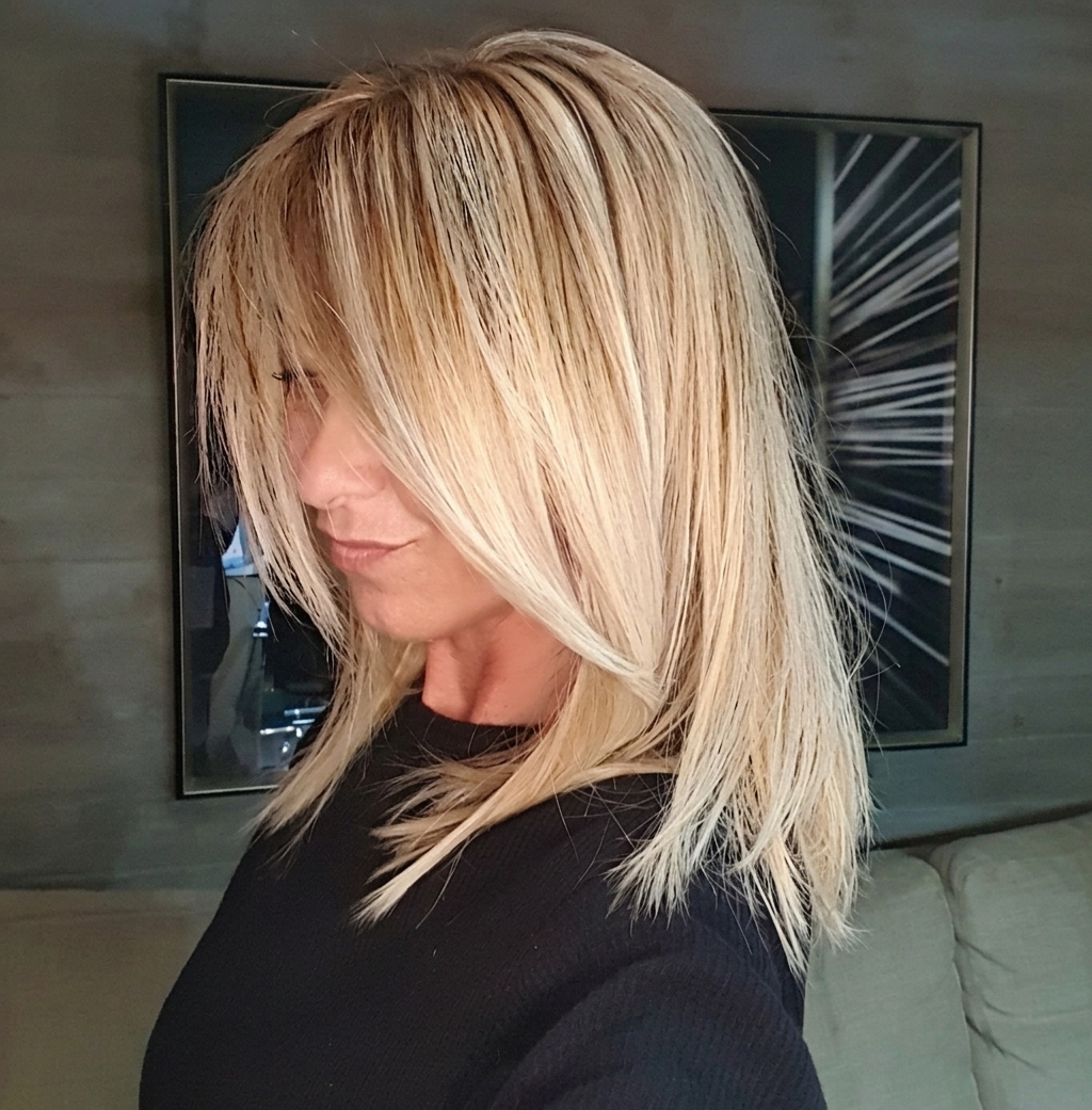 Long bob rubio con capas y textura, corte de Pelo Soho