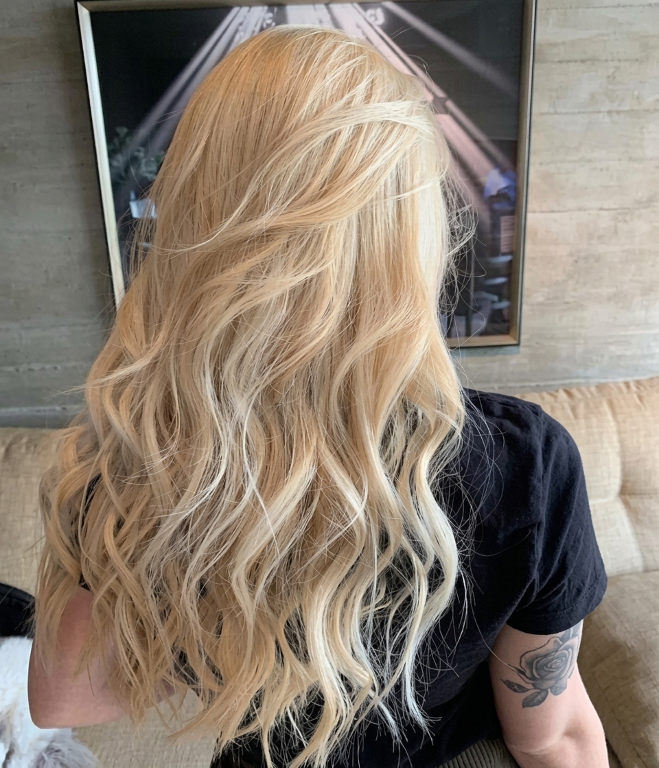 Melena rubia larga con ondas y luz trabajada en el estudio