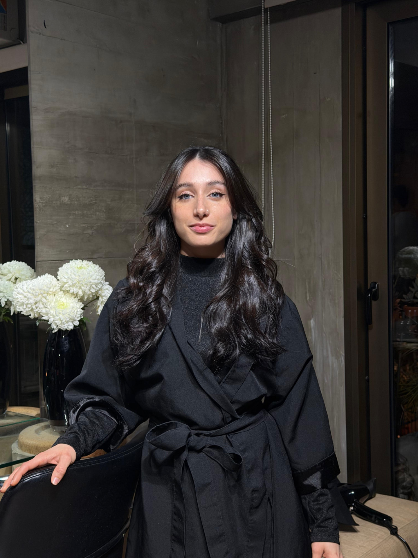 Cliente con ondas definidas y brillo natural en Pelo Soho